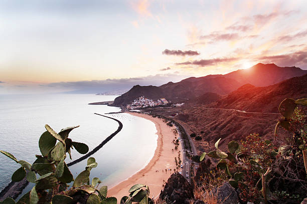 tramonto a playa de las teresitas a tenerife, isole canarie - tenerife foto e immagini stock