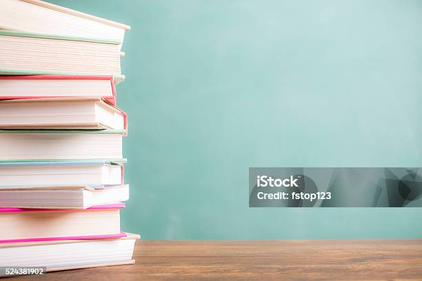 De Vuelta A La Escuela La Educación Libros De Texto Apilar En El Escritorio Pizarra Foto de stock y más banco de imágenes de Libro