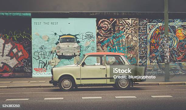 Berliner Mauer In Der Osten Seite Galerie Mit Trabant Berlin Deutschland Stockfoto und mehr Bilder von Berlin