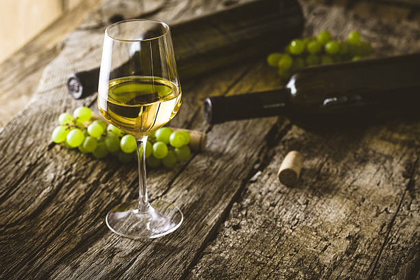 vino - wine pouring wineglass white wine fotografías e imágenes de stock