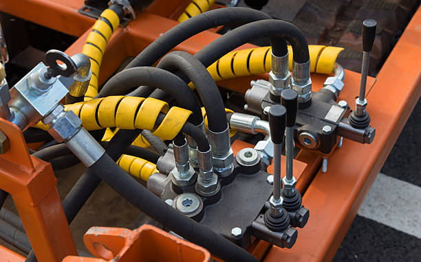 tubos hidráulicos, conexiones y palancas en panel de control - hydraulic platform hose oil industry industry fotografías e imágenes de stock