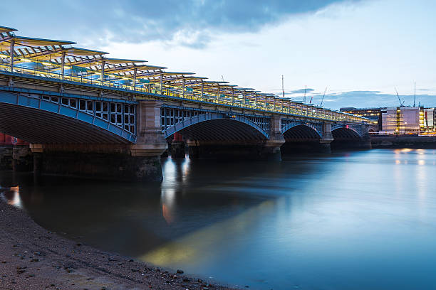 gare de blackfriars bridge - blackfriars bridge photos et images de collection