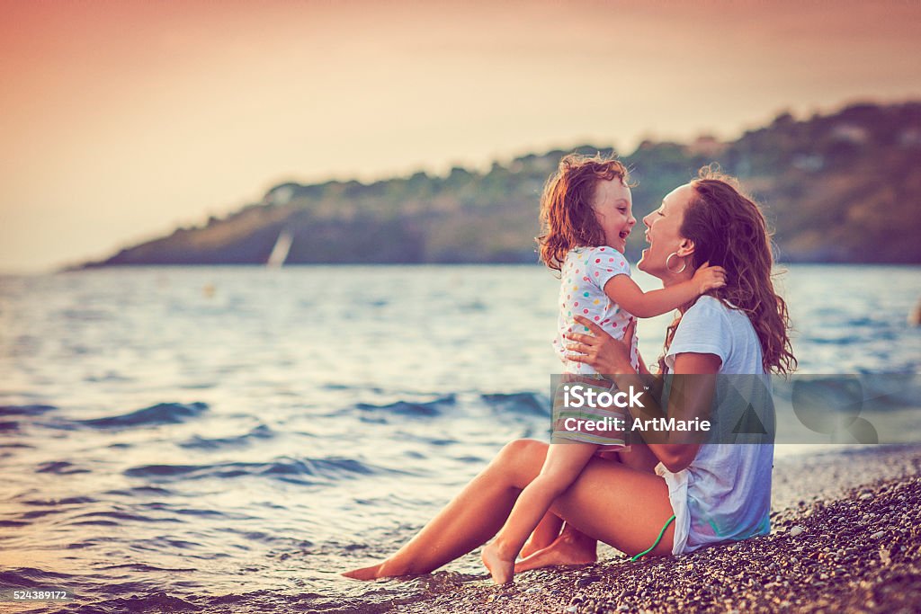 Mother and daughter by the sea - Royalty-free Strand Stockfoto
