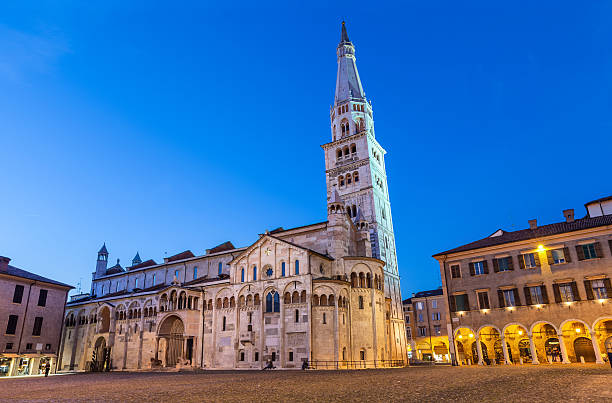 duomo di modena z wieży ghirlandina - emilia zdjęcia i obrazy z banku zdjęć