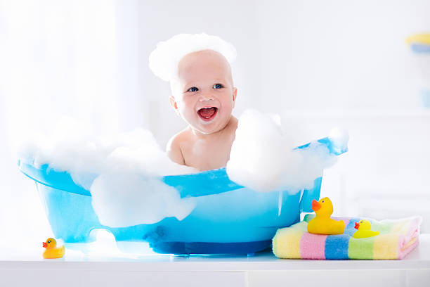 pequeño bebé tomando un baño - shower child shampoo washing fotografías e imágenes de stock