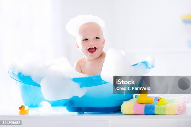小さな赤ちゃん たバスルーム - 赤ちゃんのストックフォトや画像を多数ご用意 - 赤ちゃん, 風呂, 子供