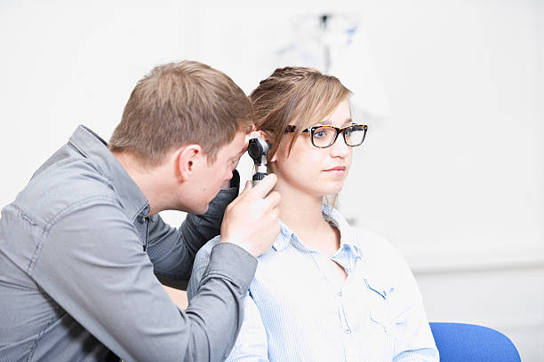 médico examinar ouvido do paciente - medical exam doctor patient adult imagens e fotografias de stock