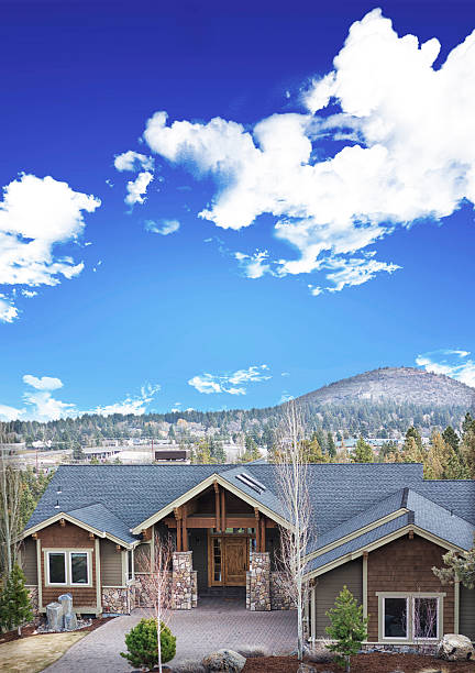 istock Home in Central Oregon pilote butte forground 524399947