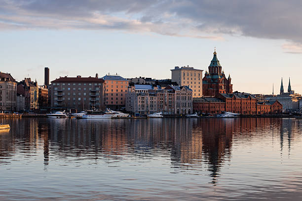 vista de los edificios de la ciudad de helsinki, la catedral de uspenski y la marina de yates en la noche - catedral de uspenski helsinki fotografías e imágenes de stock