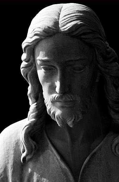 statua in marmo bianchi e neri di gesù cristo, clipping path - jesus christ cross old statue foto e immagini stock