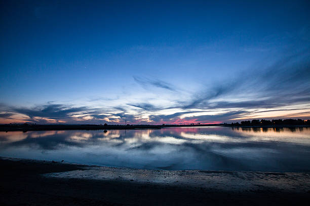 magnifique peut au coucher du soleil - reflection tranquil scene photography blue photos et images de collection