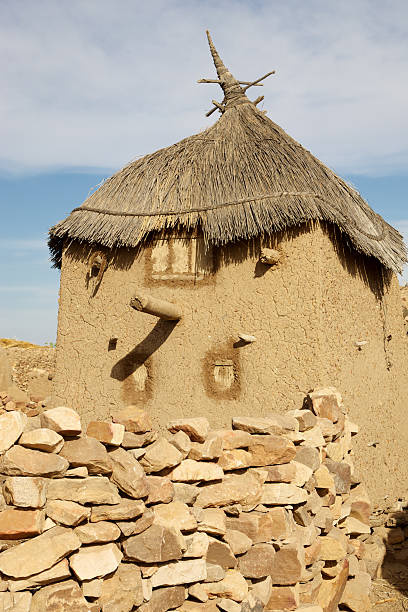 traditionelle schlamm brick dogon-bezirk, von mali - dogon tribe stock-fotos und bilder