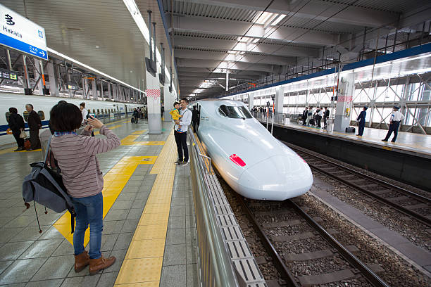 n700 série shinkansen trem-bala no japão - bullet train editorial transportation technology imagens e fotografias de stock