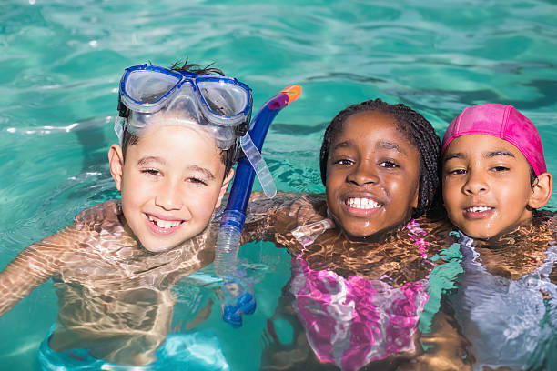 милые маленькие дети, плавающие в бассейне - swimming child swimming pool indoors стоковые фото и изображения