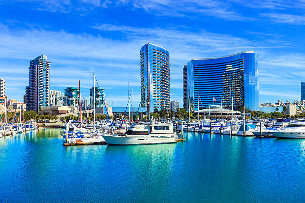 altos arranha-céus horizonte de san diego, ca waterfront e porto - san diego california skyline california san diego bay imagens e fotografias de stock