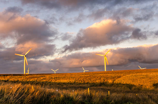 바람 농장을 해질녘까지 - wind turbine wind turbine yorkshire 뉴스 사진 이미지