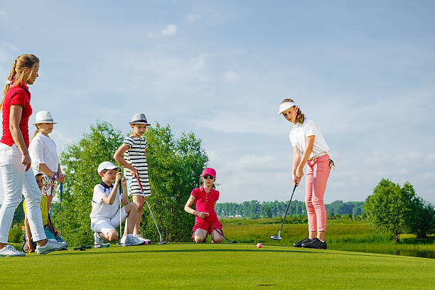 Enfants jouant au golf - Photo