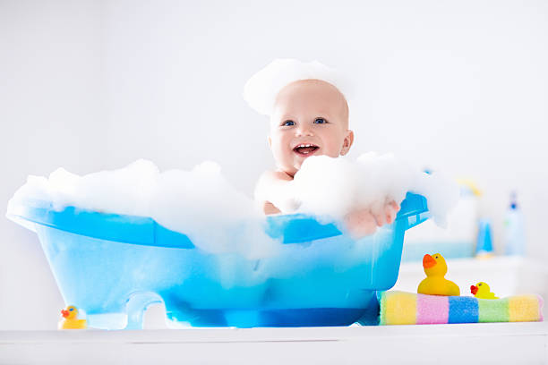 poco risa bebé tomando un baño - shower child shampoo washing fotografías e imágenes de stock