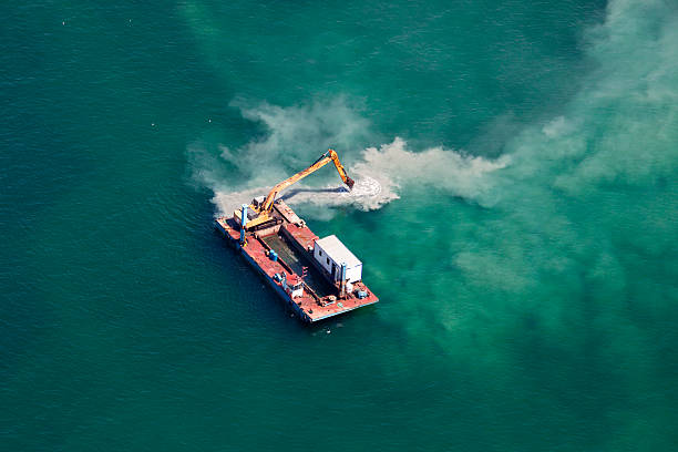 industrial barcaza con excavator en el mar - draga fotografías e imágenes de stock