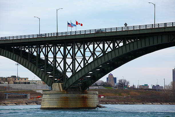 вид трафика на мост мира - cross border стоковые фото и изображения