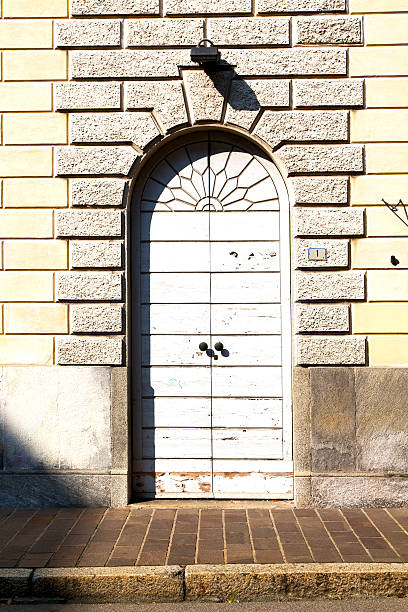 istock busto arsizio  abstract   rusty brass brown sidewalk 524538177