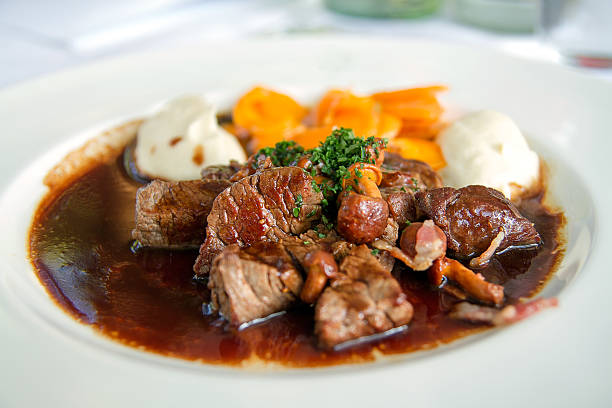 rinderfiletstreifen mit rotwein-pfeffersauce und pfifferlingen u - geschnetzeltes imagens e fotografias de stock