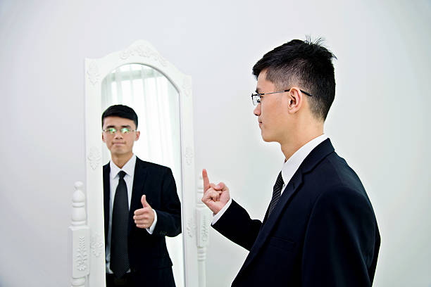 homem de negócios com a doença bipolar - men confidence conflict schizophrenia imagens e fotografias de stock