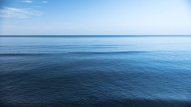 mar azul - water wave sea tranquil scene - fotografias e filmes do acervo
