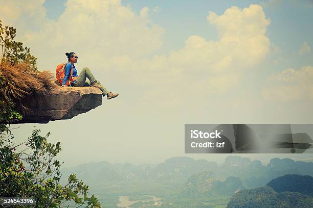 Junge Asiatische Frau Genießen Sie Die Aussicht In Der Berggipfel Stockfoto und mehr Bilder von Wandern