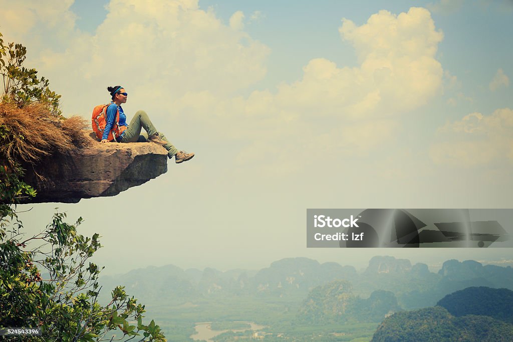 Joven mujer asiática Disfrute de la vista en el pico de la montaña - Foto de stock de Excursionismo libre de derechos