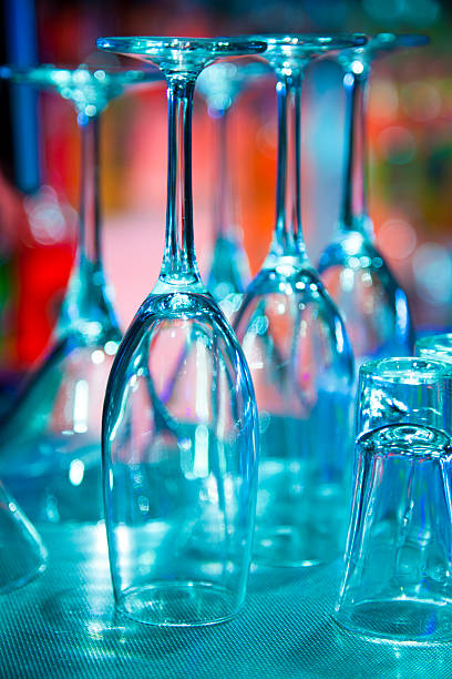 verres de bar - winetasting wine wine rack bar counter photos et images de collection