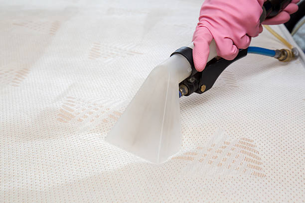 colchão ou cama com produtos químicos de limpeza profissional extração método. - mattress cleaning vacuum cleaner housework - fotografias e filmes do acervo
