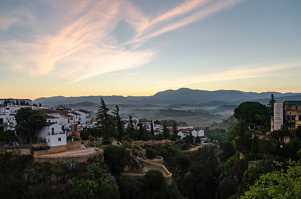 ronda im sonnenaufgang, spanien - ronda spain rhonda bridge stock-fotos und bilder