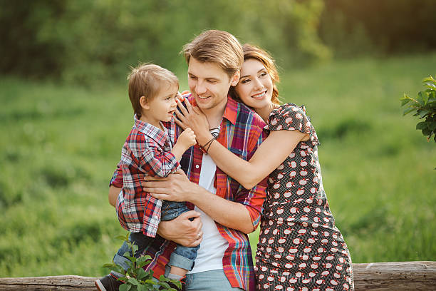 행복함 부품군 파크 - child laughing blond hair three people 뉴스 사진 이미지