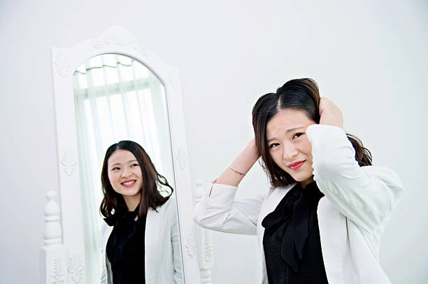 若い女性実業家、双極性障害 - 微笑みうつ病 ストックフォトと画像