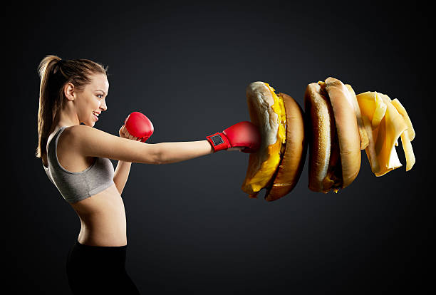 ajuste de jovens enérgicos, mulher boxe comida saudável, fundo escuro - trans fats imagens e fotografias de stock