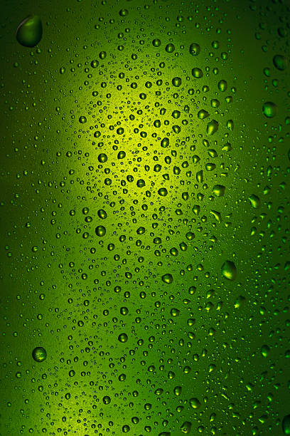 bier hintergrund eisgekühlten flasche überdachte mit wassertropfen kondenswasser - green beer fotos stock-fotos und bilder