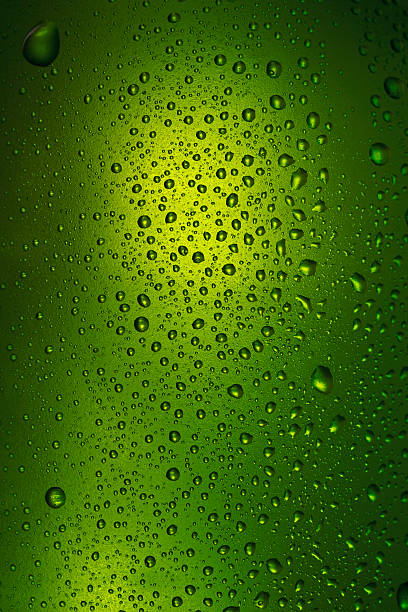 sfondo ghiaccio bottiglia di birra fredda con gocce d’acqua condensazione coperto - beer bottle beer cold alcohol foto e immagini stock