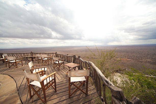 lions bluff vue du lodge lumo conservancy kenya - lumo photos et images de collection