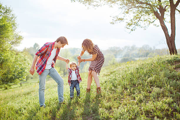 familia feliz jugando en la naturaleza - tree grass family human relationship family fotografías e imágenes de stock