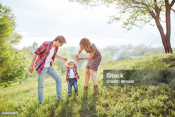 な自然で遊ぶ家族 - 生命保険のストックフォトや画像を多数ご用意 - 生命保険, 家族, ライフスタイル