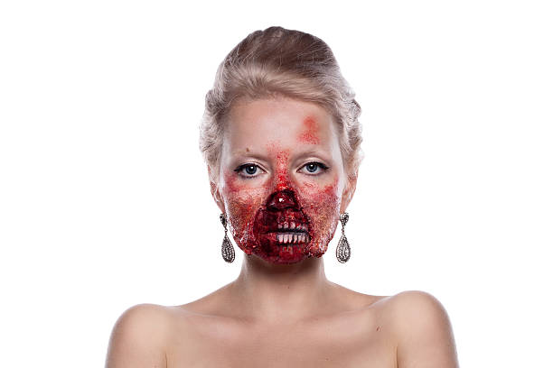 портрет блондинка кровавая zombies в праздничный макияжа, изолированные на - make up women glamour horizontal стоковые фото и изображения