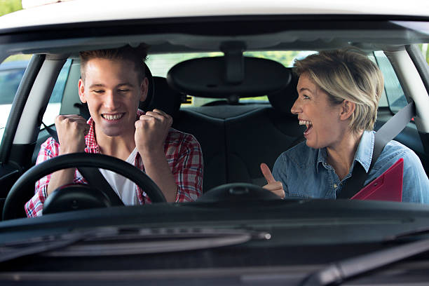 uczyć się jeździć samochodem - handcarves lifestyle teens transportation zdjęcia i obrazy z banku zdjęć