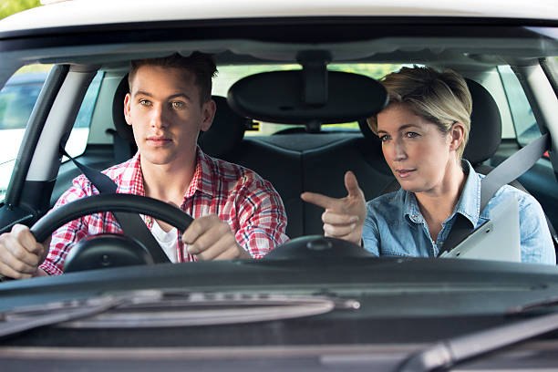 uczyć się jeździć samochodem - handcarves lifestyle teens transportation zdjęcia i obrazy z banku zdjęć