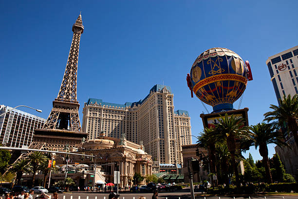 париж-казино в лас-вегас, штат невада - famous place eiffel tower clear sky urban scene стоковые фото и изображения