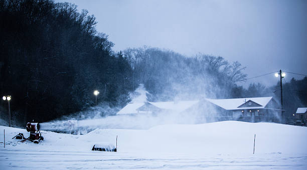 neve fazer no céu resort - snow mashine sky landscape hill imagens e fotografias de stock