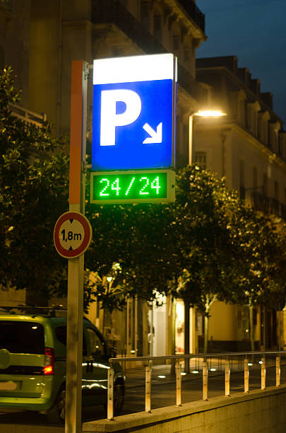 24 stunden parkmöglichkeiten - parking lot parking sign sign letter p stock-fotos und bilder