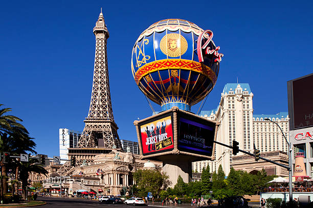 париж-казино в лас-вегас, штат невада - famous place eiffel tower clear sky urban scene стоковые фото и изображения