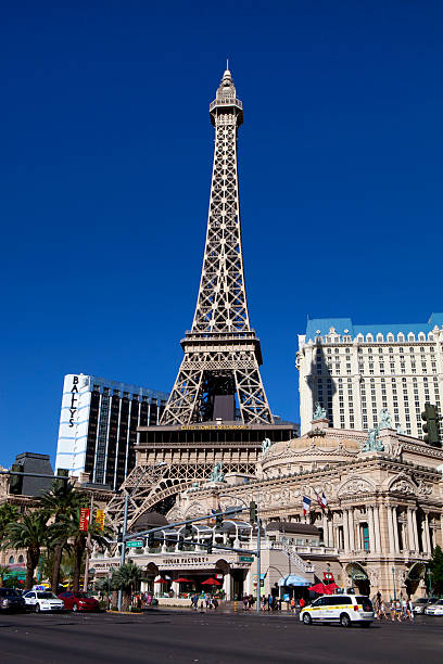 париж-казино в лас-вегас, штат невада - famous place eiffel tower clear sky urban scene стоковые фото и изображения