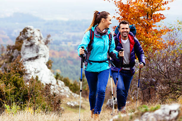 heureux couple en randonnée - women autumn beauty in nature smiling photos et images de collection